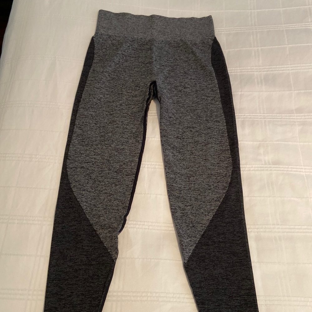 ▪️Pink Victoria’s Secret seamless large black and gray color contour leggings